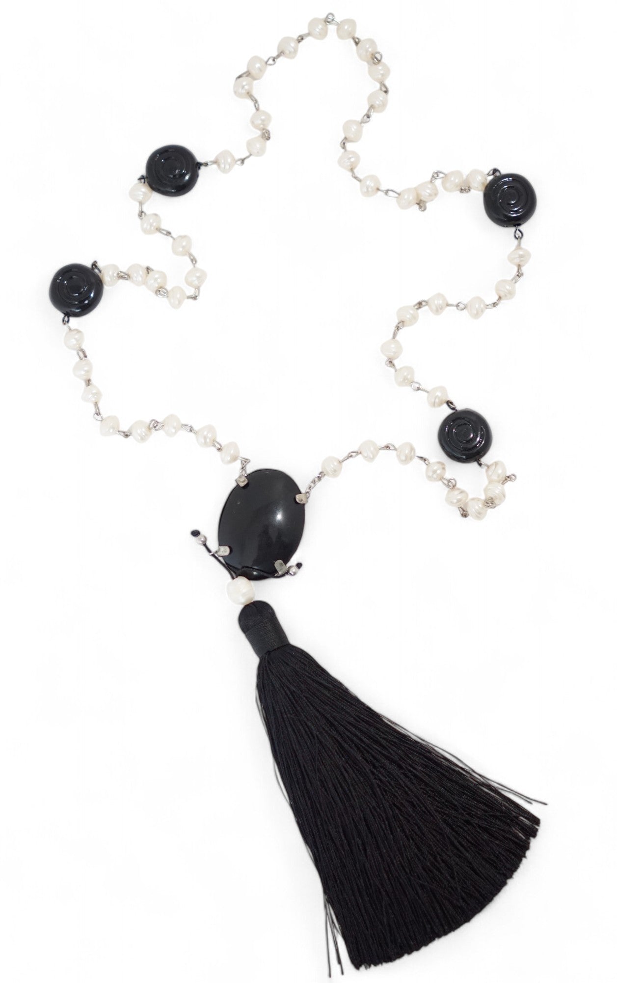 Necklace with fancy pearls, resin and silk pompom